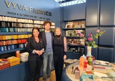 Vyva Fabrics kwam met een reeks noviteiten waaronder een stof van 75% hennepgaren en kunstleer. Karlijn Lindeman, Pepijn Daniels en Tamar Eberwijn stonden klaar om dit te tonen aan alle bezoekers.